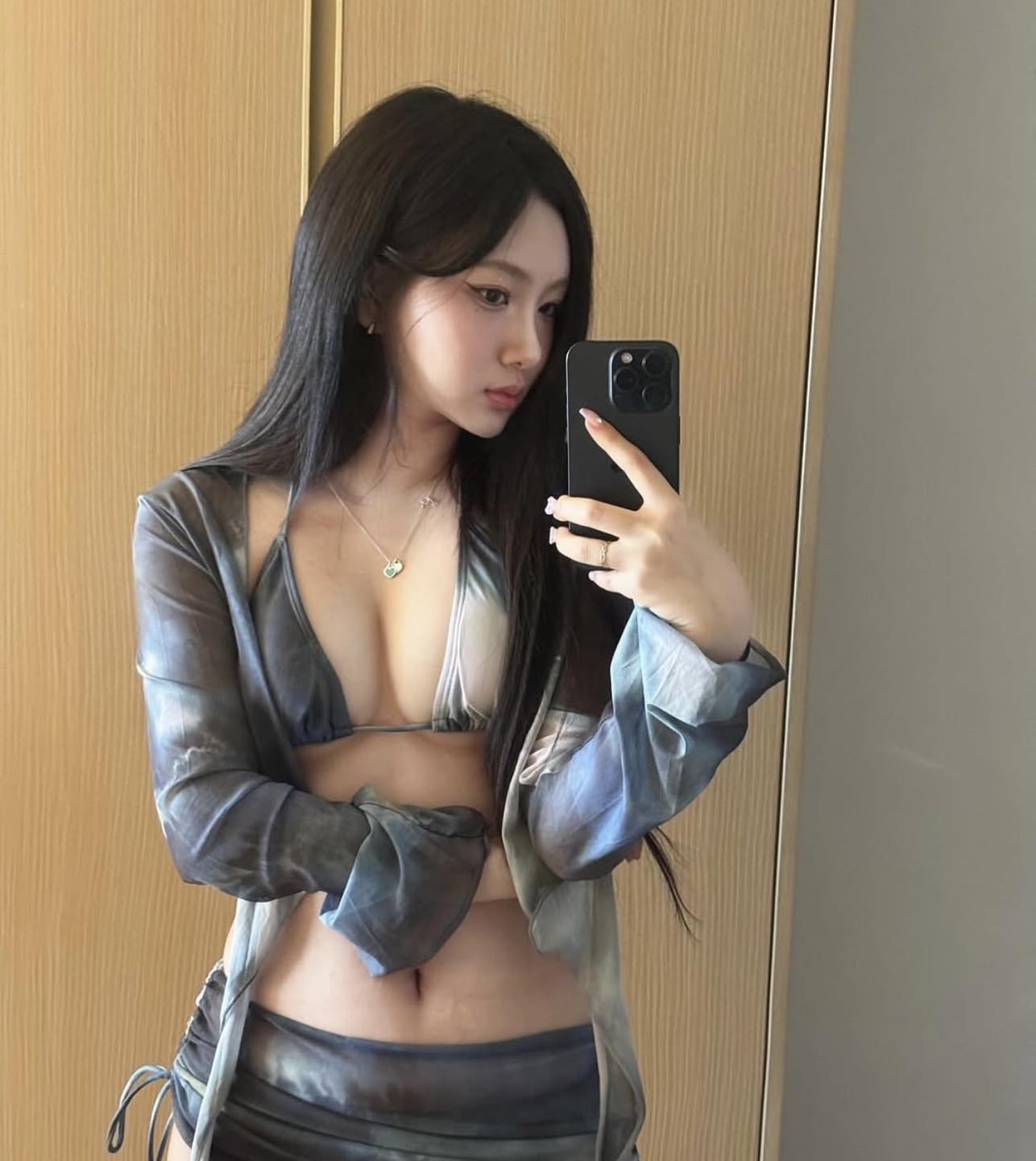 Ảnh gái xinh che mặt tự nhiên