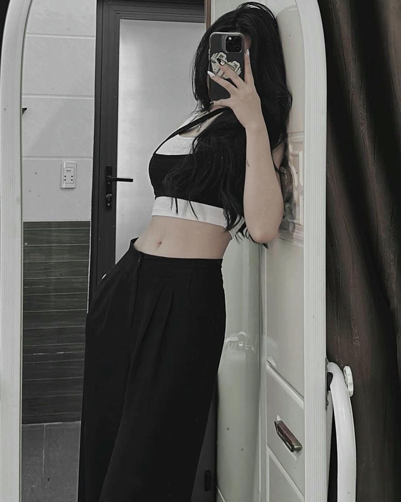 góc nhìn mới lạ, làm nổi bật vẻ đẹp quyến rũ của cô gái.