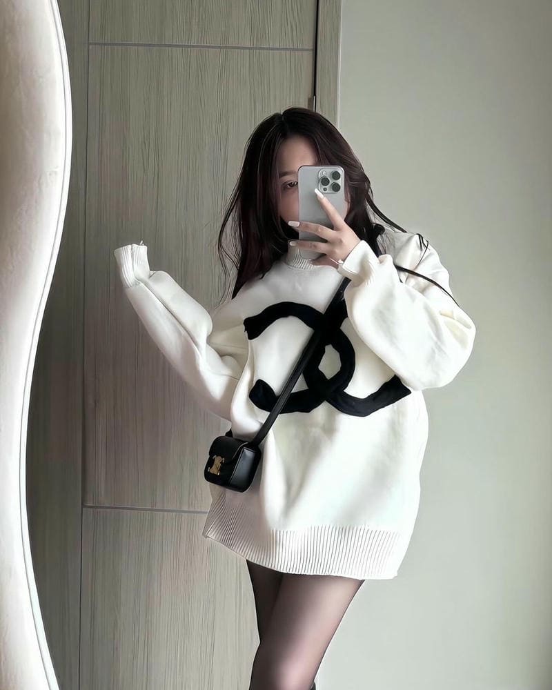 Bức tranh gái xinh che mặt bằng chiếc iPhone