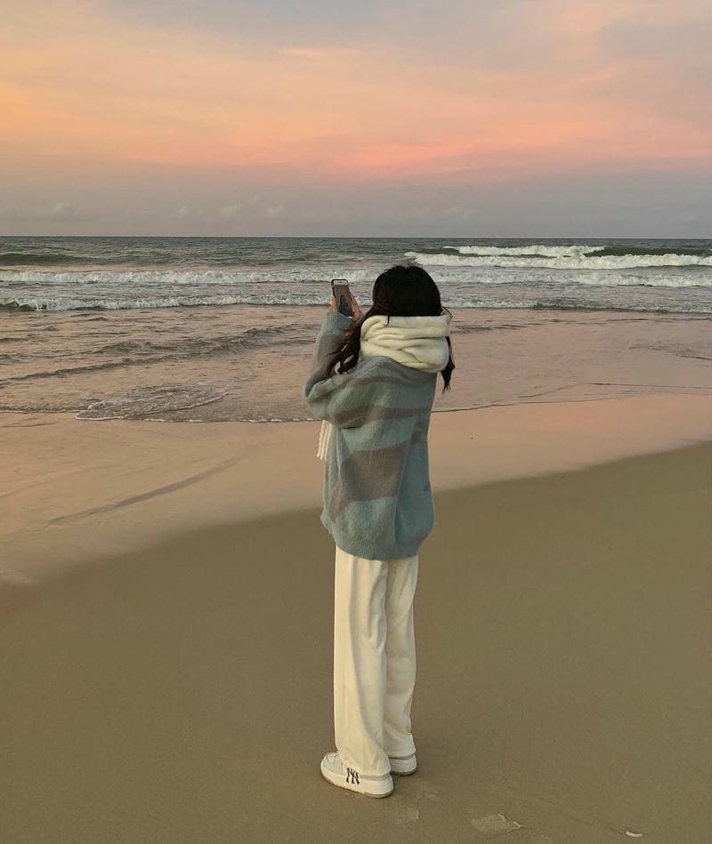 Một số avata nữ cầm điện thoại che mặt cute