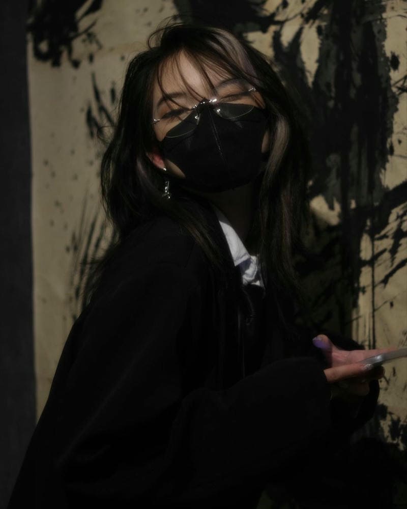 Ảnh gái xinh che mặt cười