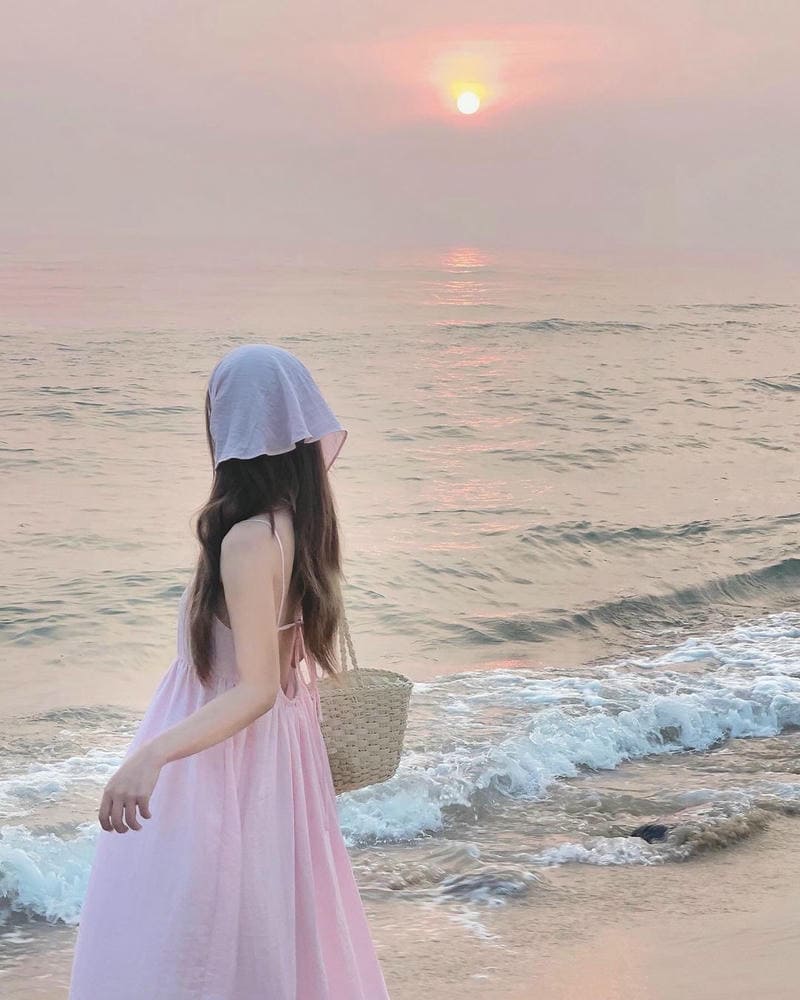 Ảnh Gái Xinh Cầm Điện Thoại Che Mặt