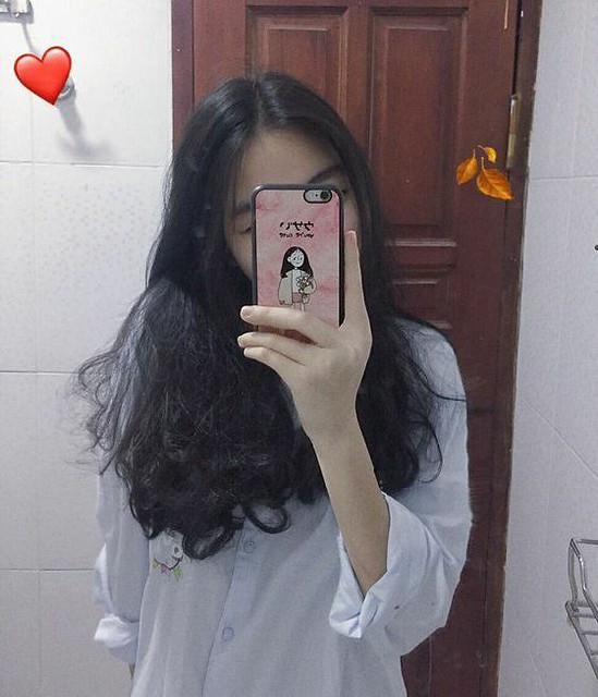 Gái xinh che mặt với iPhone, kết hợp giữa thời trang và công nghệ.