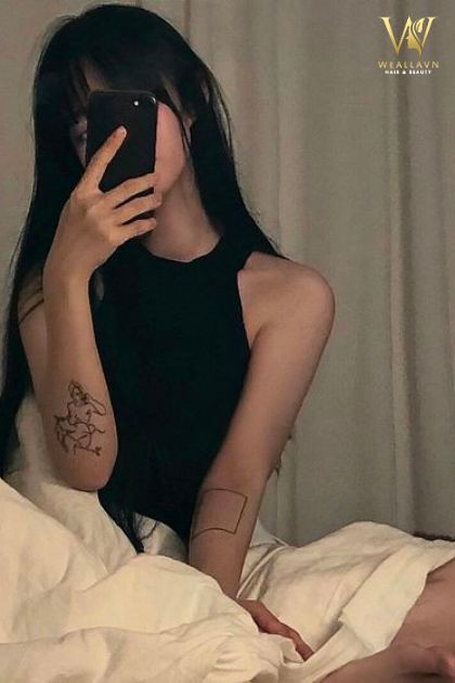 Gái xinh che mặt, hot girl tỏa sáng với vẻ quyến rũ đầy lôi cuốn.