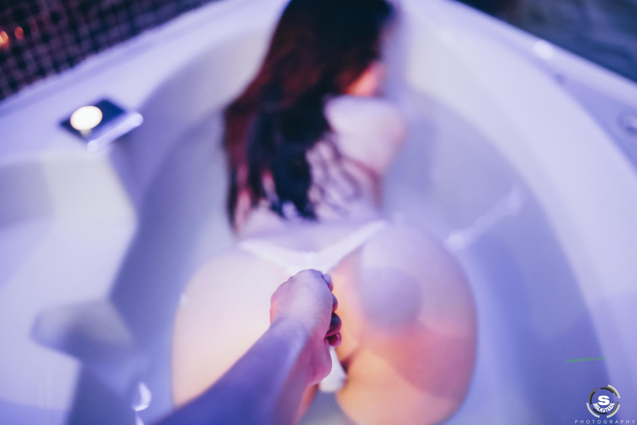 Ảnh gái đẹp bikini – vẻ đẹp nổi bật bên bể tắm cực hấp dẫn