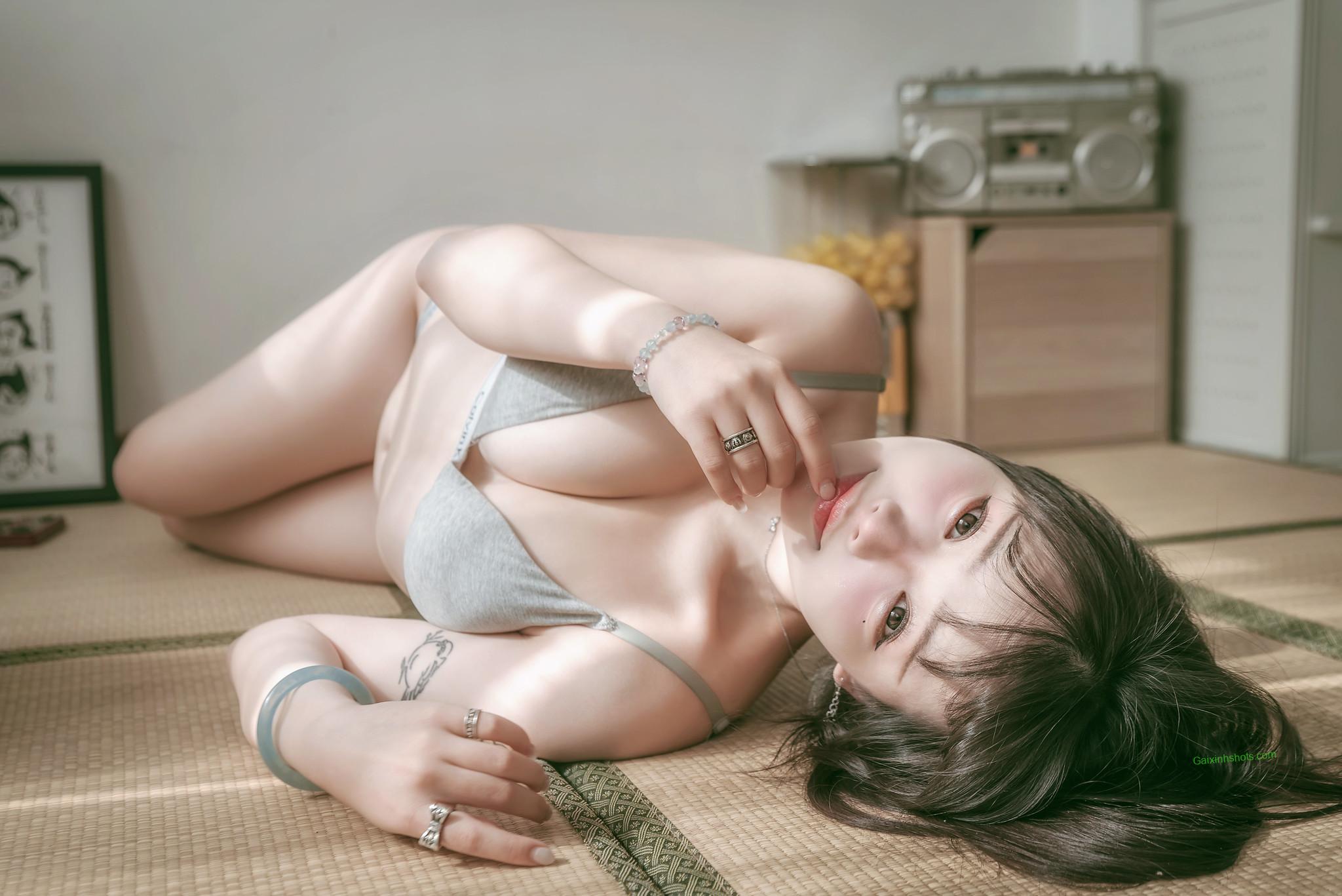 Ảnh gái xinh mặc bikini ngồi trên bờ biển thơ mộng