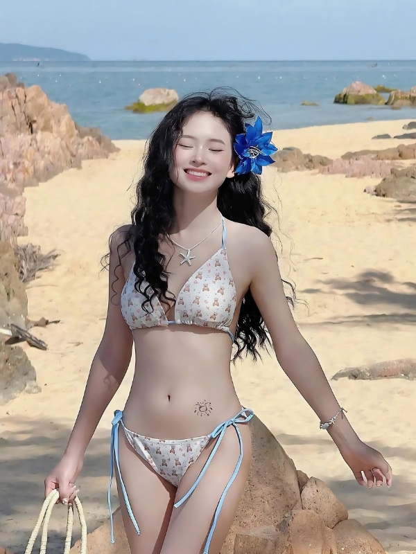 Dàn hot girl 2K khoe dáng với bikini mùa hè