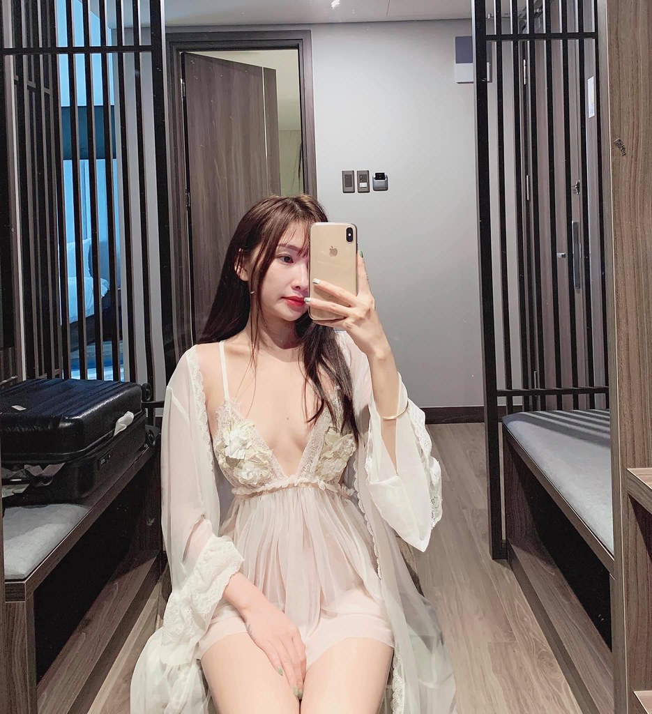 Ảnh gái xinh mặc váy ngủ gợi cảm mê ly