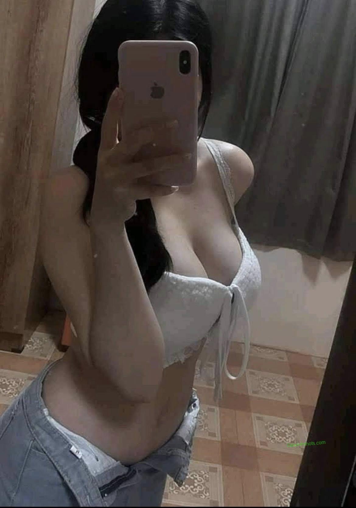 Ảnh gái xinh khoe vú bự, hàng khủng không che