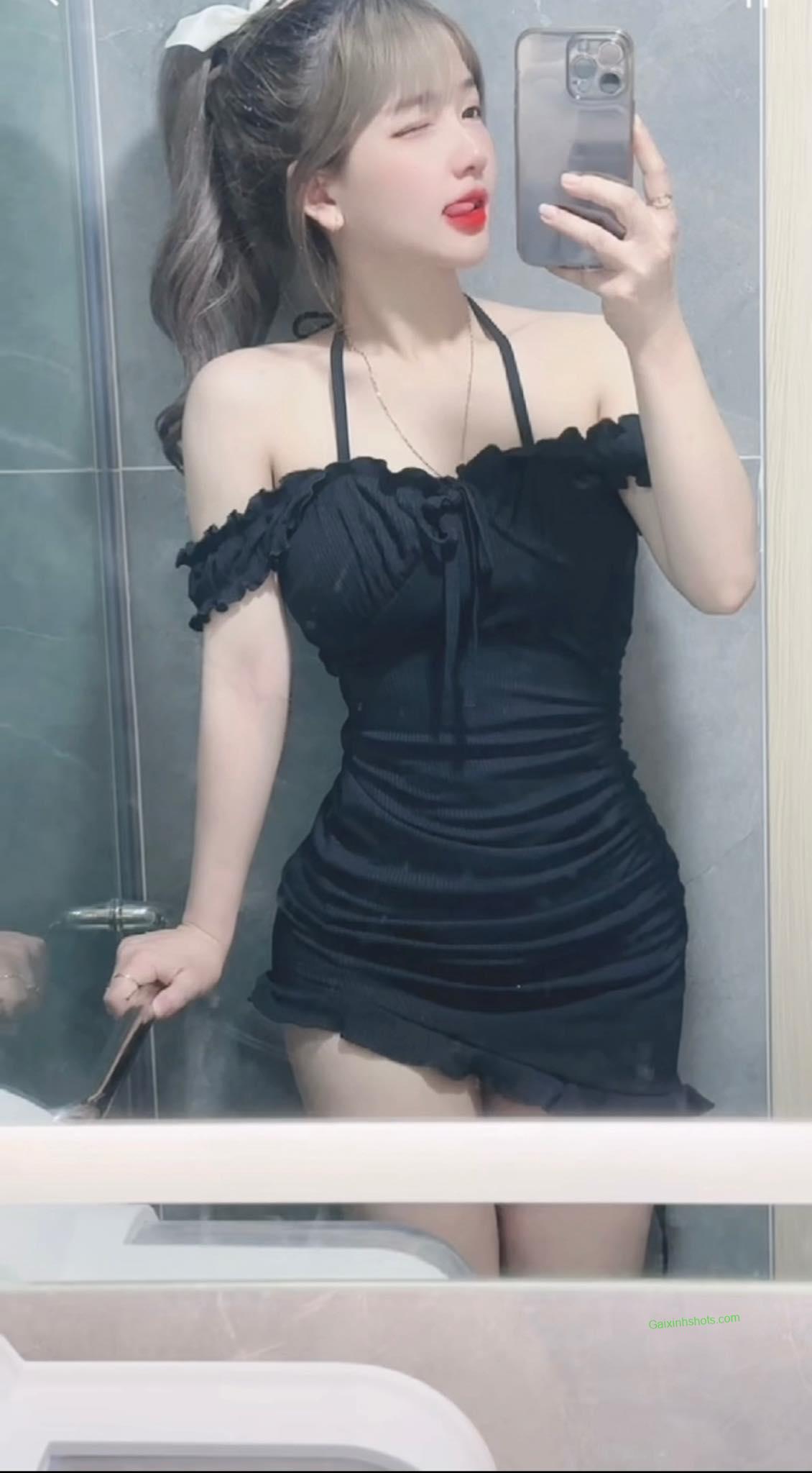 Ảnh gái xinh khoe ngực sexy thu hút mọi ánh nhìn