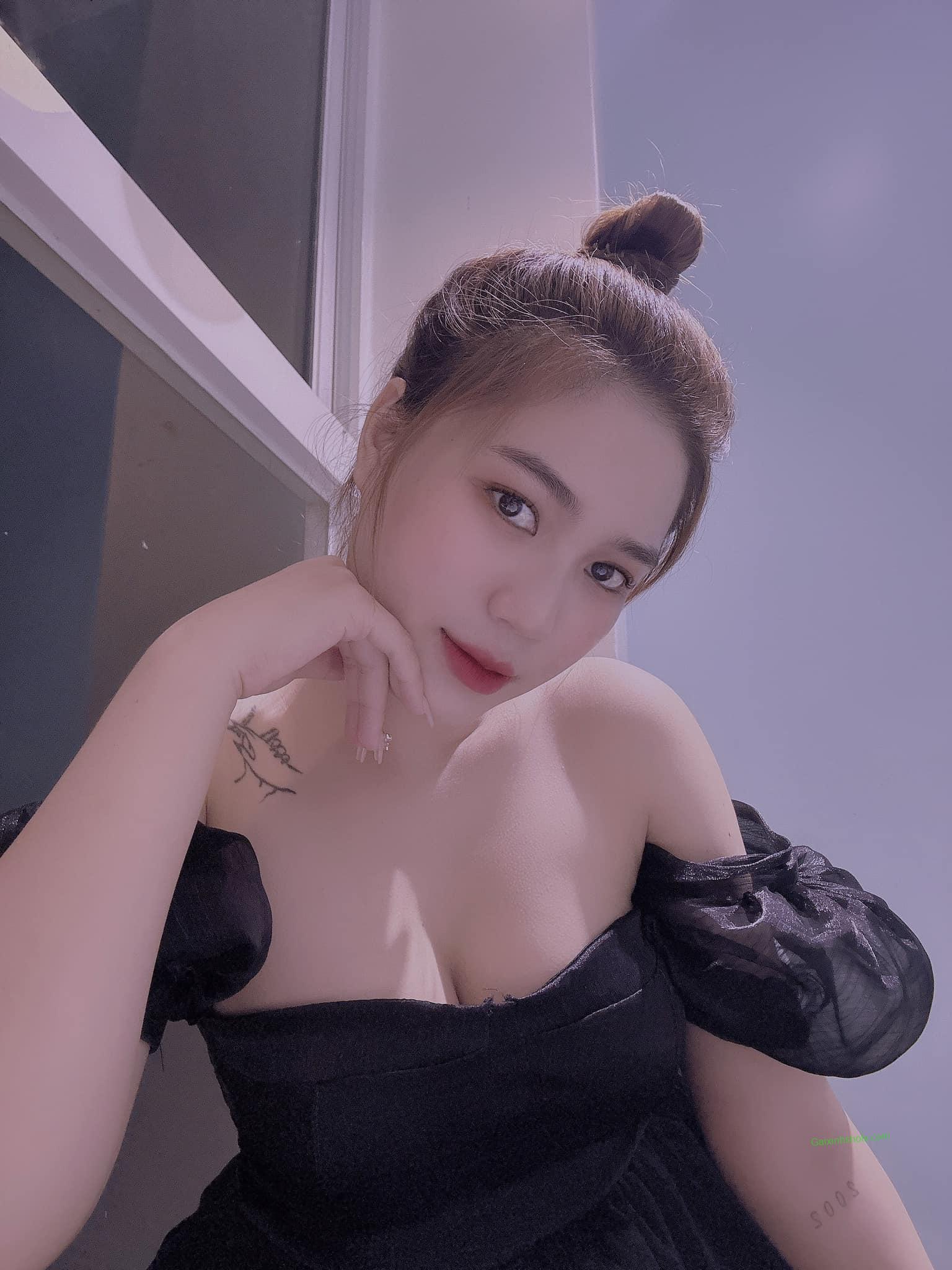 Ảnh gái xinh diện váy body tôn lên vòng một căng tròn