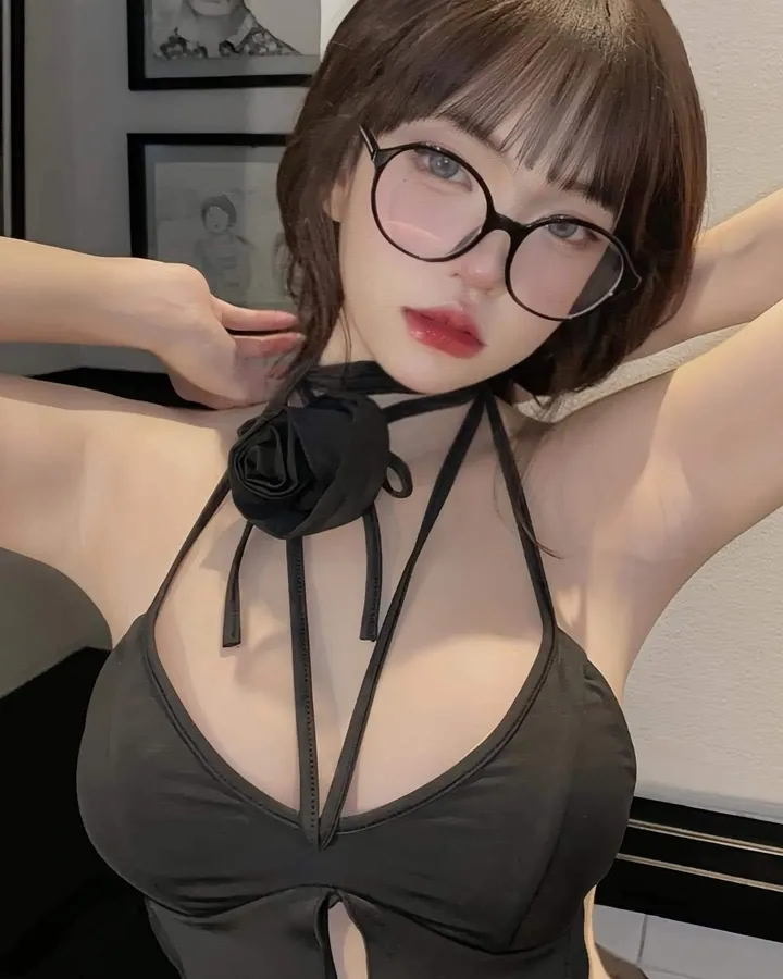 Ảnh gái đẹp diện áo ôm sát tôn trọn vòng một đầy đặn