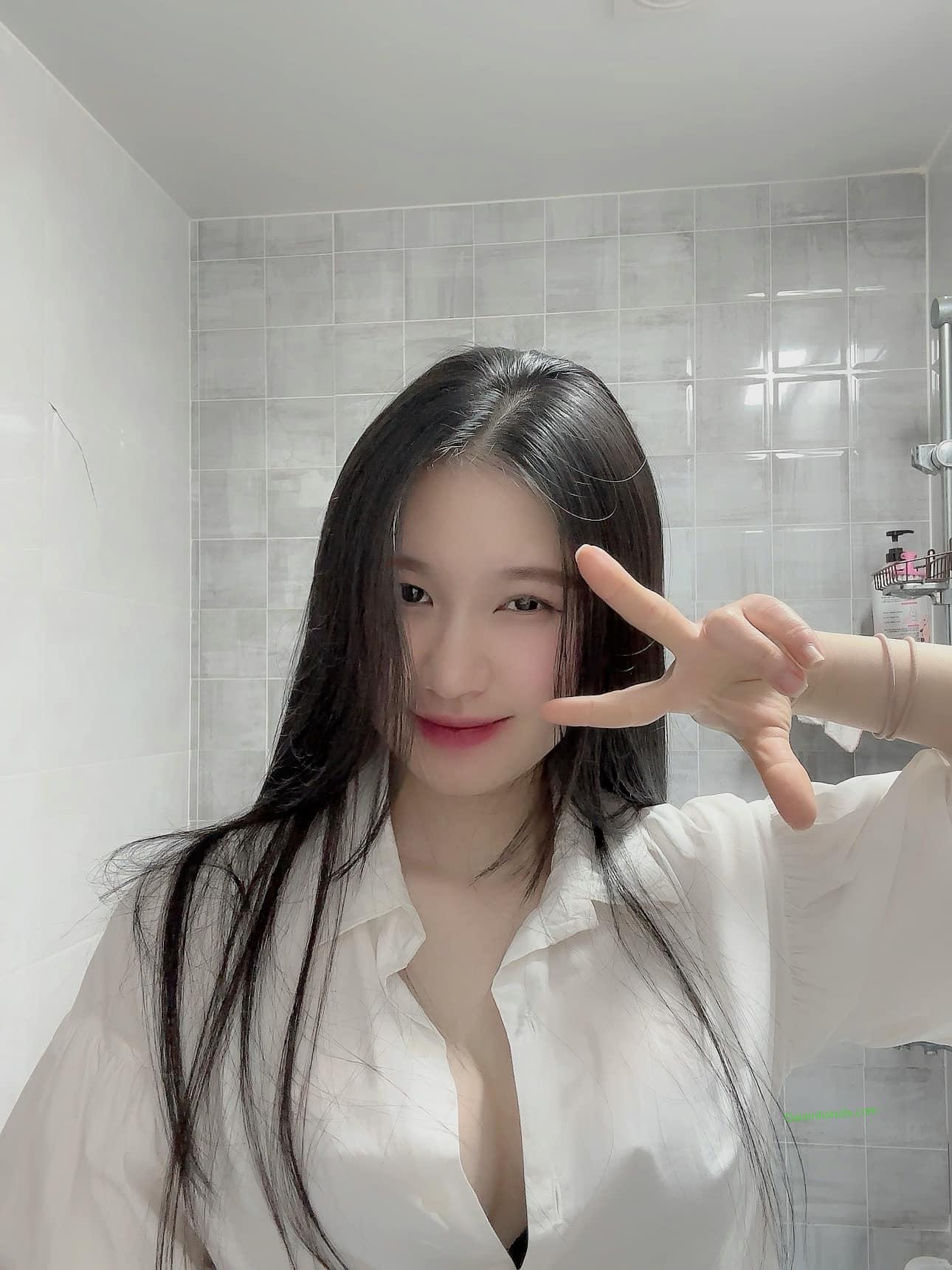 Cô nàng nóng bỏng khoe vòng một căng mọng