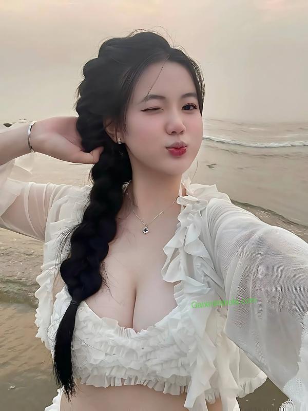 Ảnh gái vú to diện bikini khoe 2 quả bưởi đầy đặn