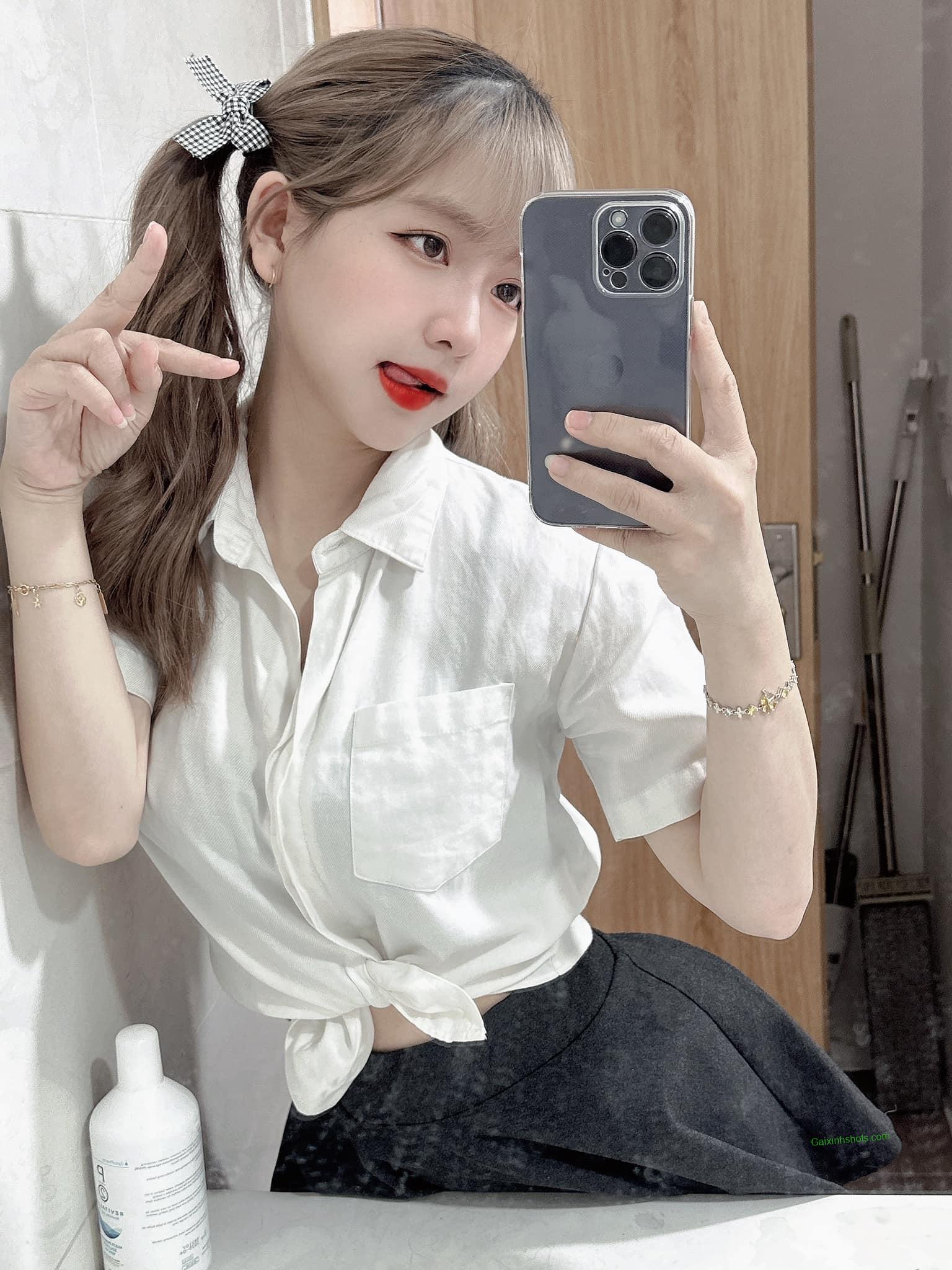 Ảnh gái xinh diện váy trễ vai khoe vòng một căng mọng