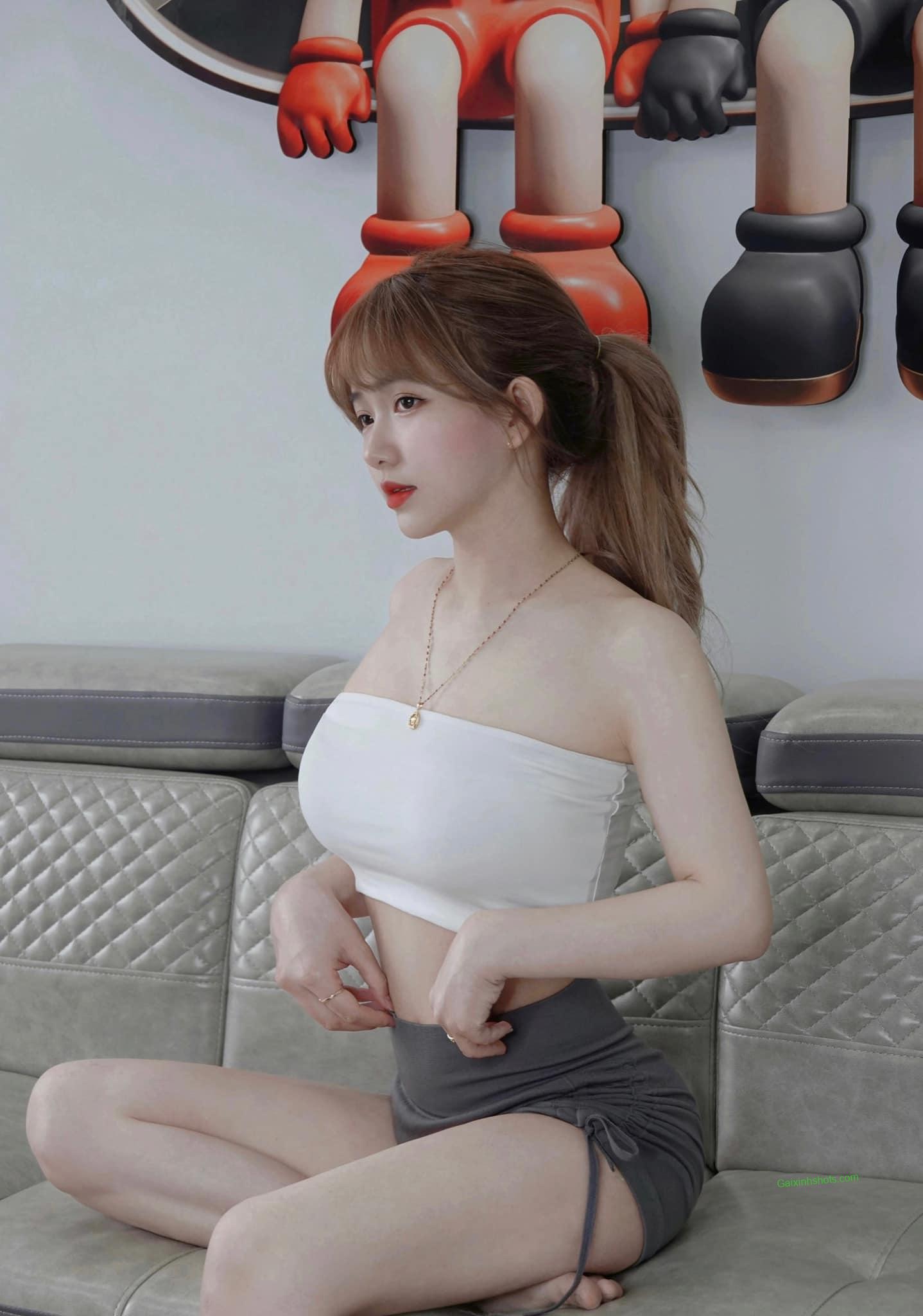 Ảnh gái đẹp diện áo ôm tôn vòng một đầy đặn