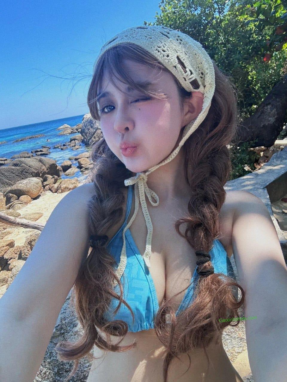 Ảnh gái vú to sexy trong bộ váy ôm sát cơ thể