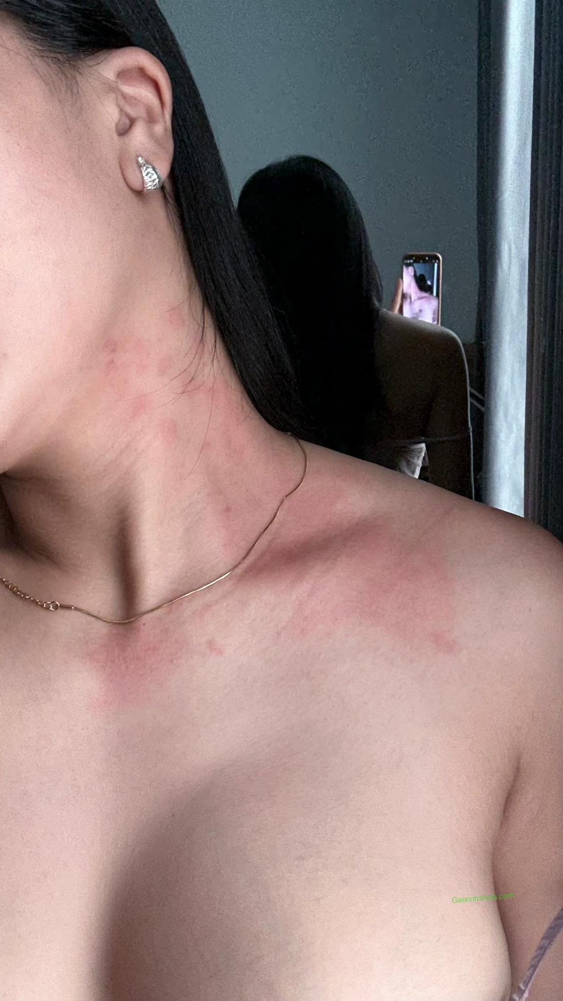 Ảnh gái xinh cởi đồ khoe vú bự trắng nõn