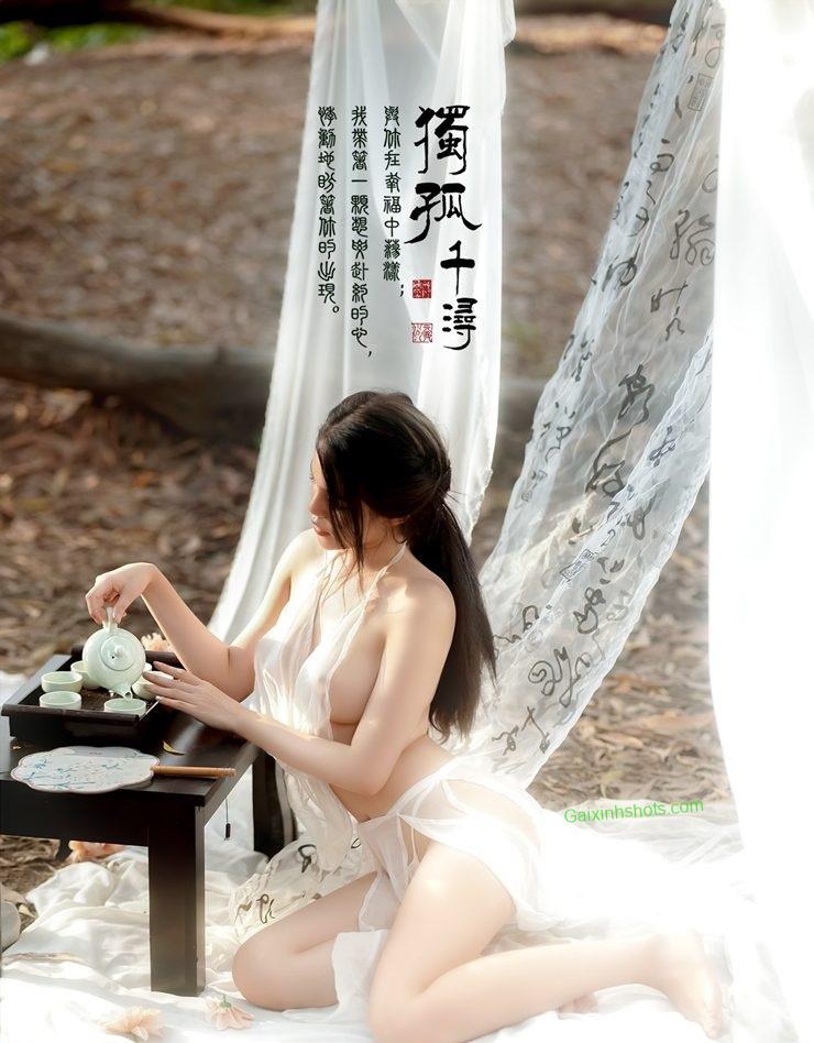 Ảnh gái xinh lộ hàng ko che lấy tay bóp vú cực nóng bỏng