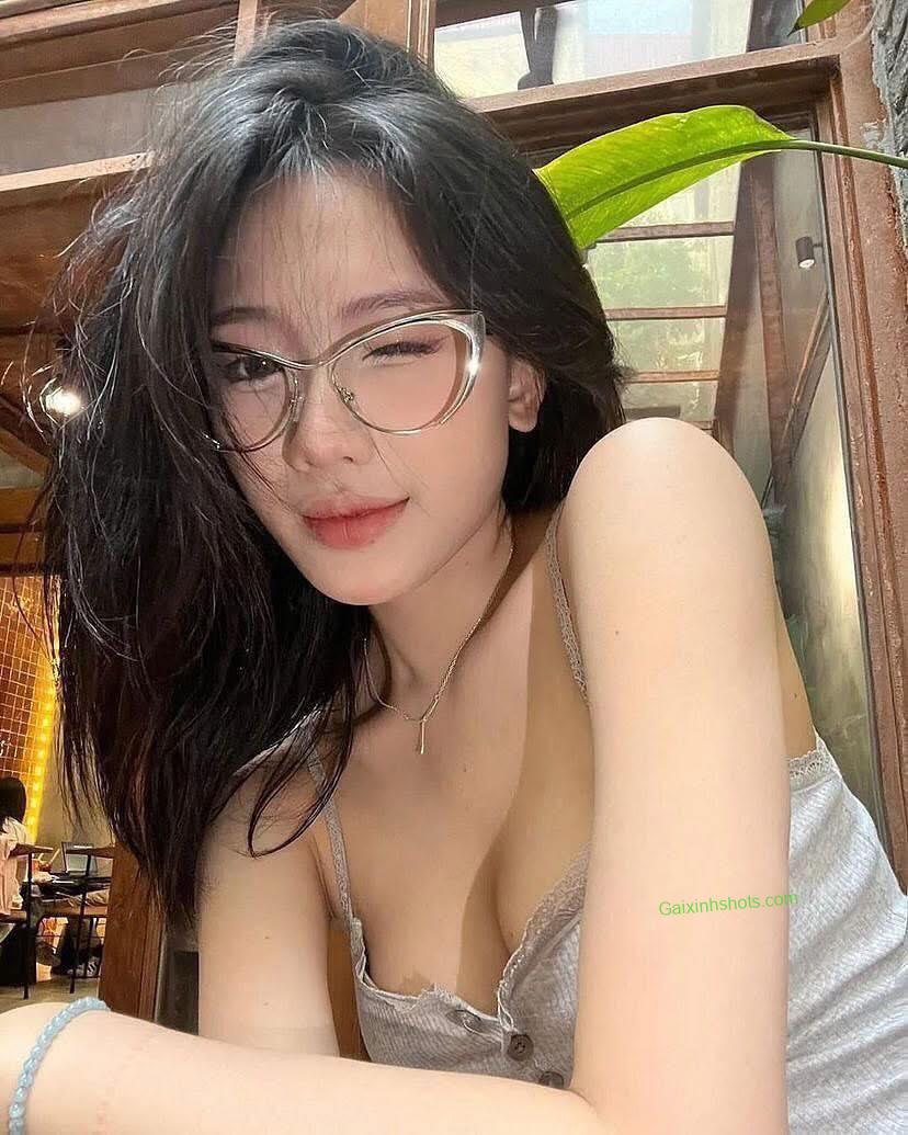 Cặp vú tròn trịa hở đầu ti cực nứng