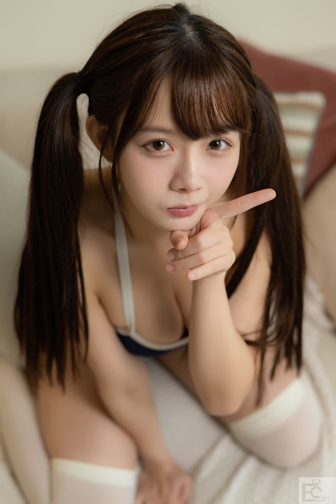 Ảnh gái xinh khoe vú to tròn, quyến rũ