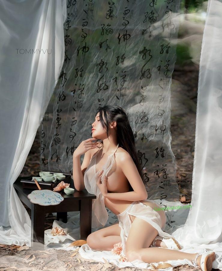 Ảnh gái đẹp không mặc đồ hở hang trong bồn tắm