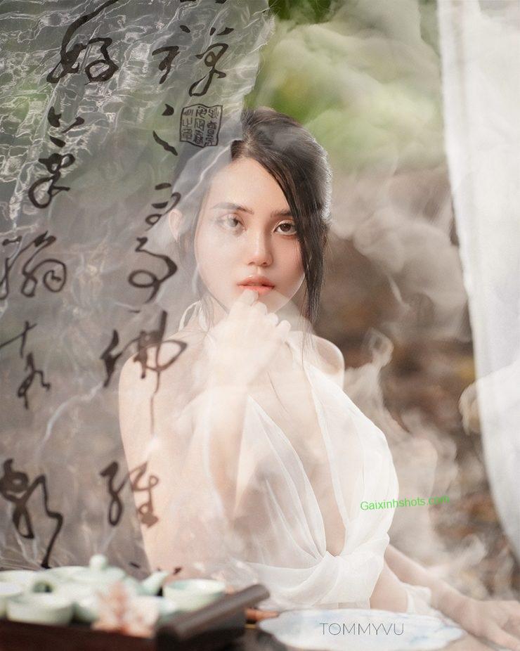 Hình gái xinh trần truồng khoe vú nằm vật vã trên giường