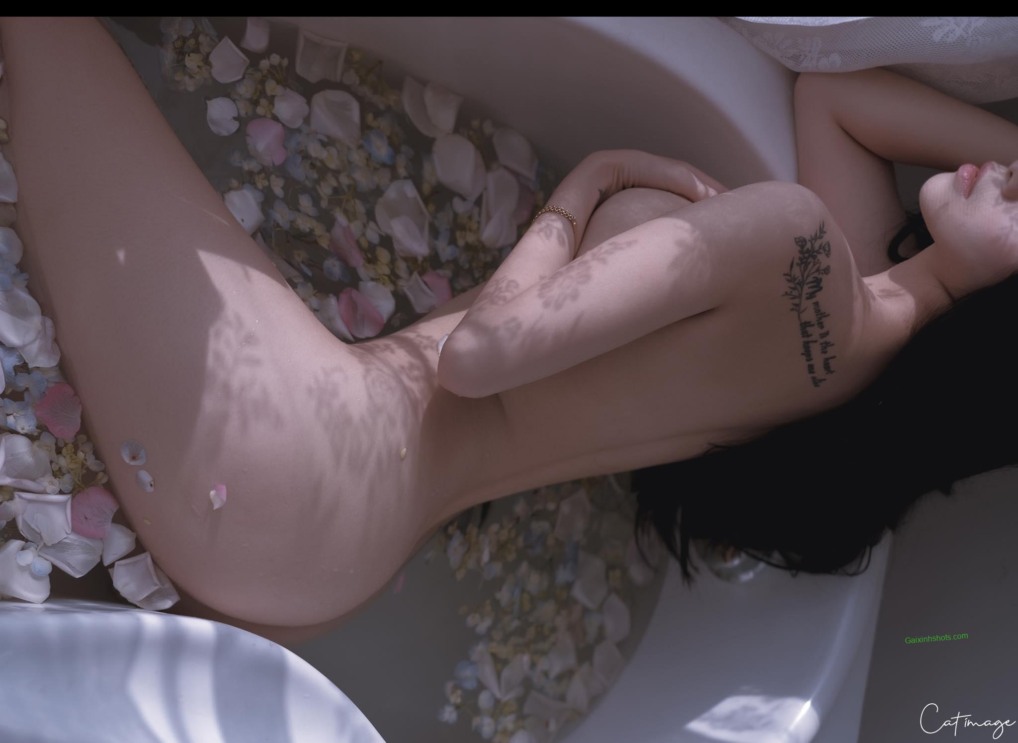 Ảnh gái đẹp không mặc áo ngực quần lót lộ vú trắng nõn