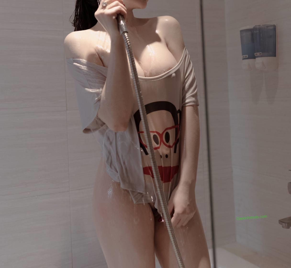 Ảnh gái xinh tập gym thả rông khoe vú khoe mu