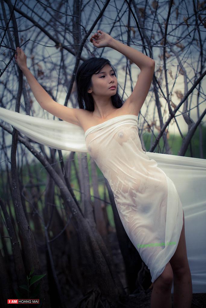 Ảnh gái xinh mặc quần lọt khe lộ cô bé nhẵn mịn cùng bờ mông cong gợi cảm