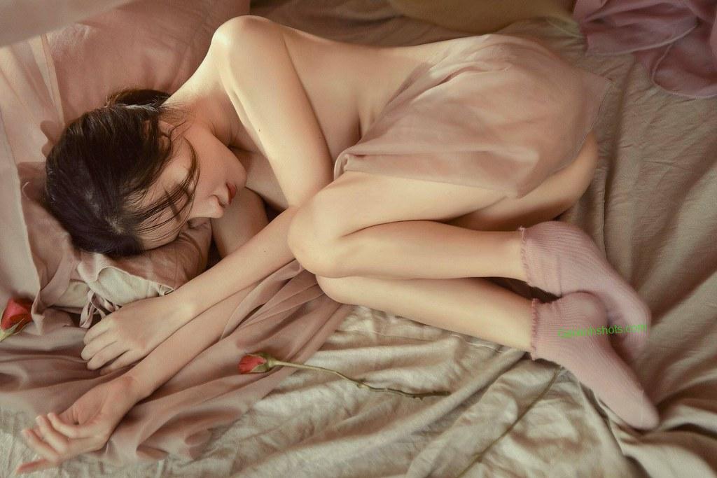 Ảnh gái mặc quần lót lọt khe xuyên thấu khoe body nóng bỏng