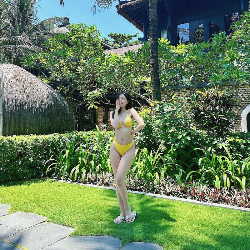 Bikini đi biển cùng gái xinh Việt Nam