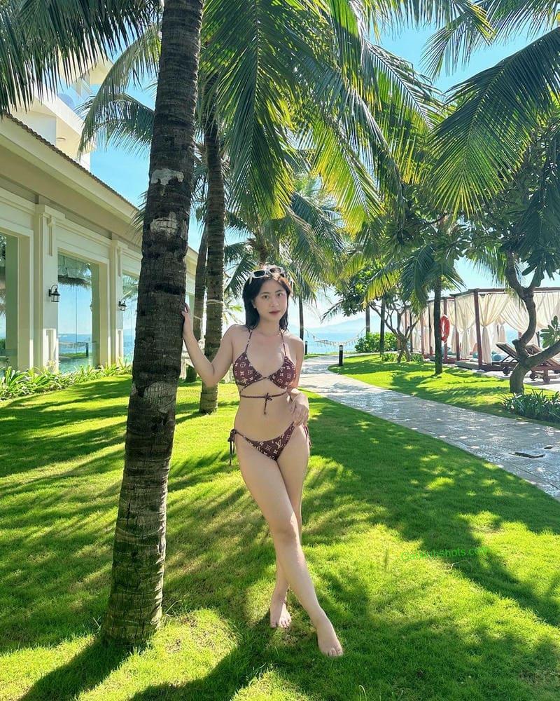 Ảnh gái xinh mặc bikini trên biển tạo dáng sexy