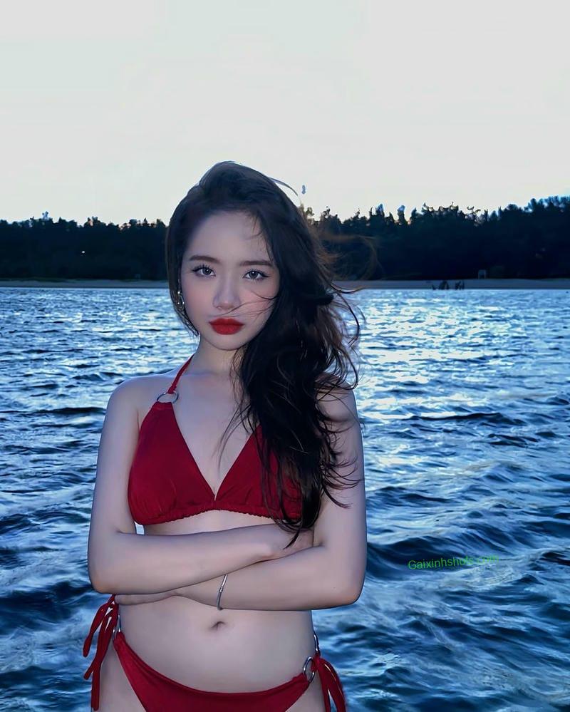 Nét cuốn hút của cô nàng bikini bên hoàng hôn biển