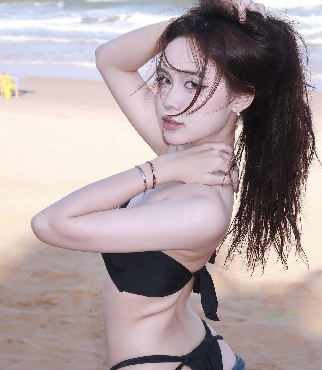 Ảnh hot girl khoe dáng trong bikini 1 mảnh cá tính