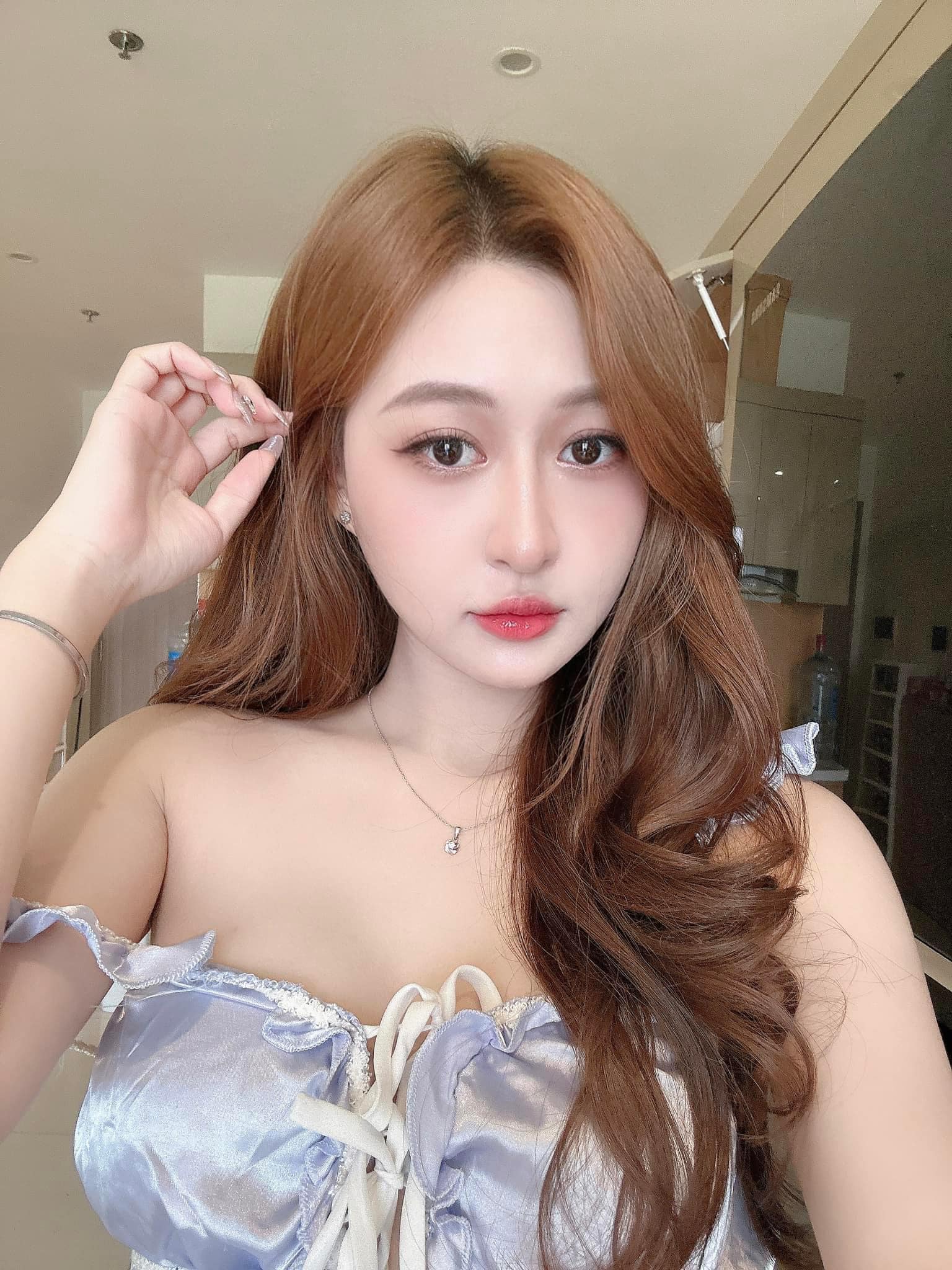 Ảnh gái xinh pose dáng múp ko che