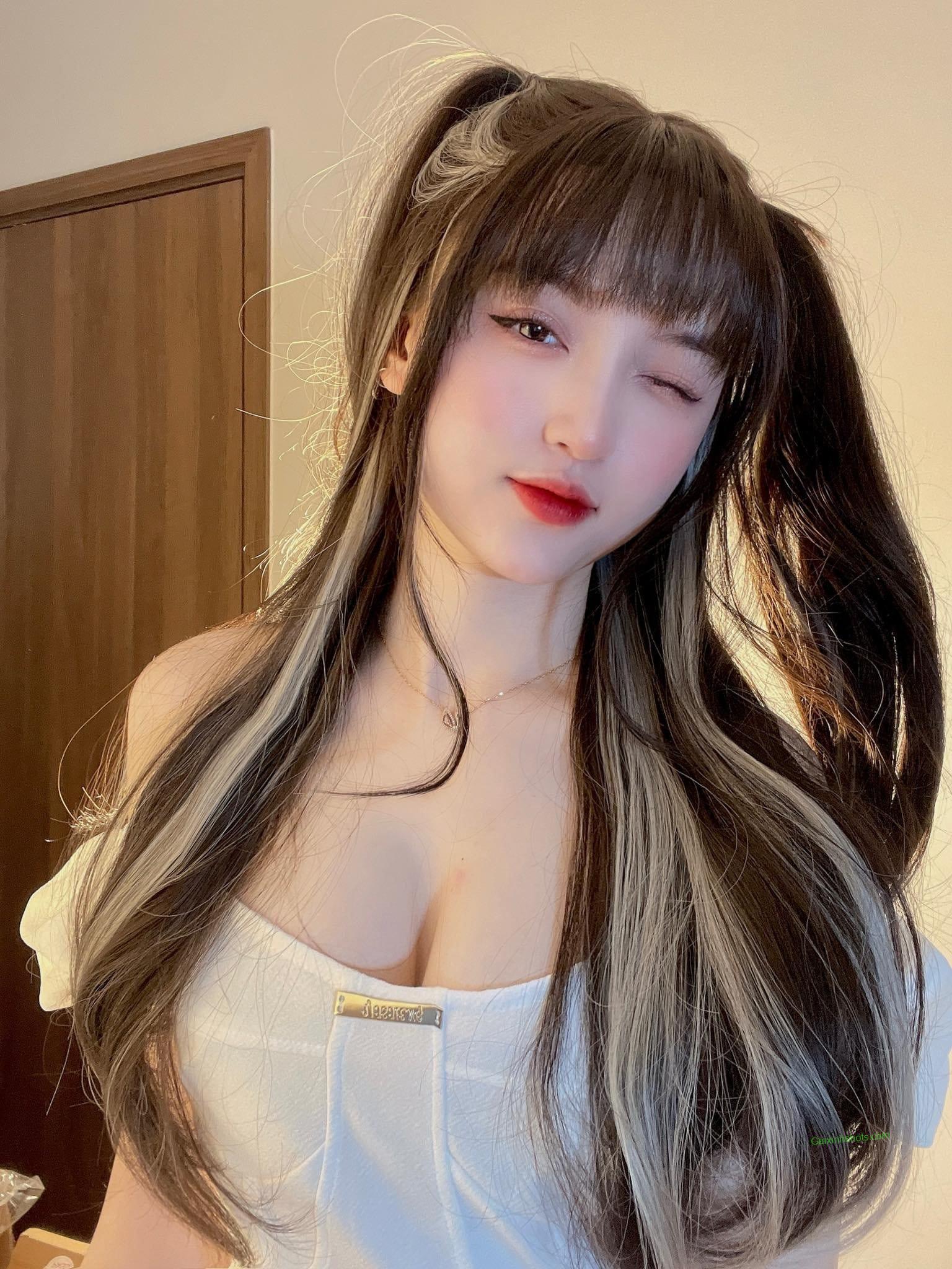 Thiếu nữ khoe body bốc lửa với vòng 1 tràn đầy sức sống