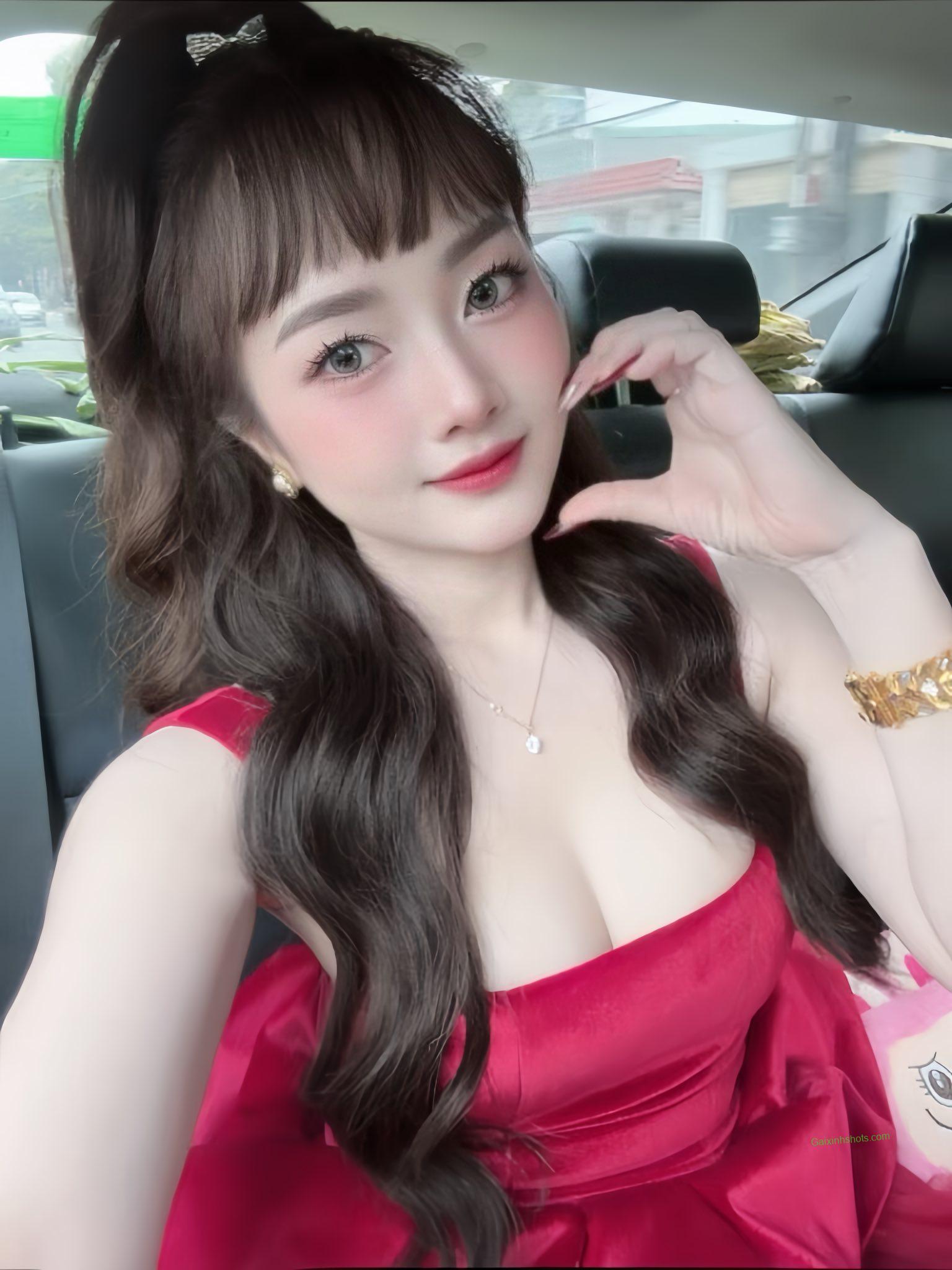 Vẻ đẹp ngây thơ pha chút nổi loạn của hot girl vú bự