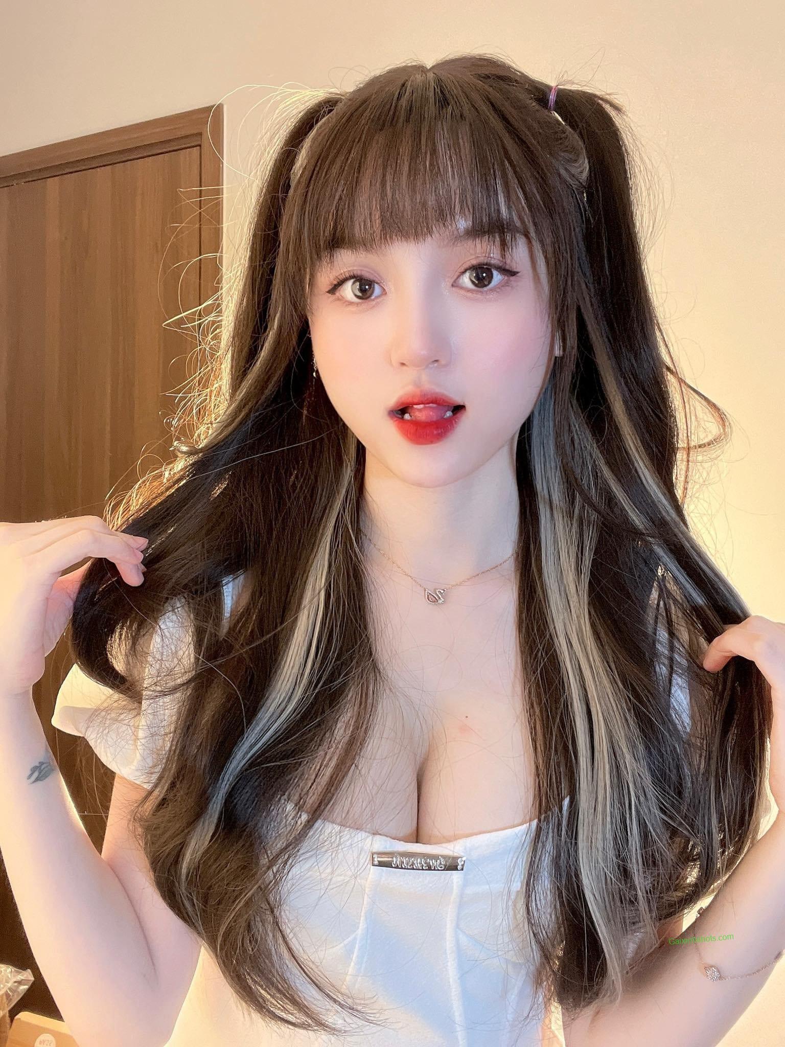 Ngực khủng của hotgirl tràn viền màn hình