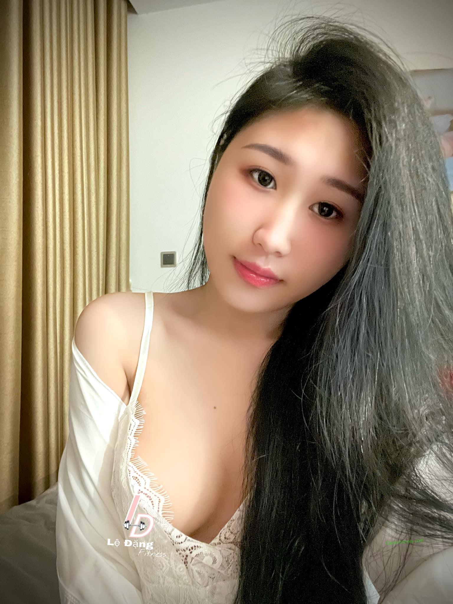 Ảnh gái đẹp vú to che nửa mặt, ánh mắt hút hồn