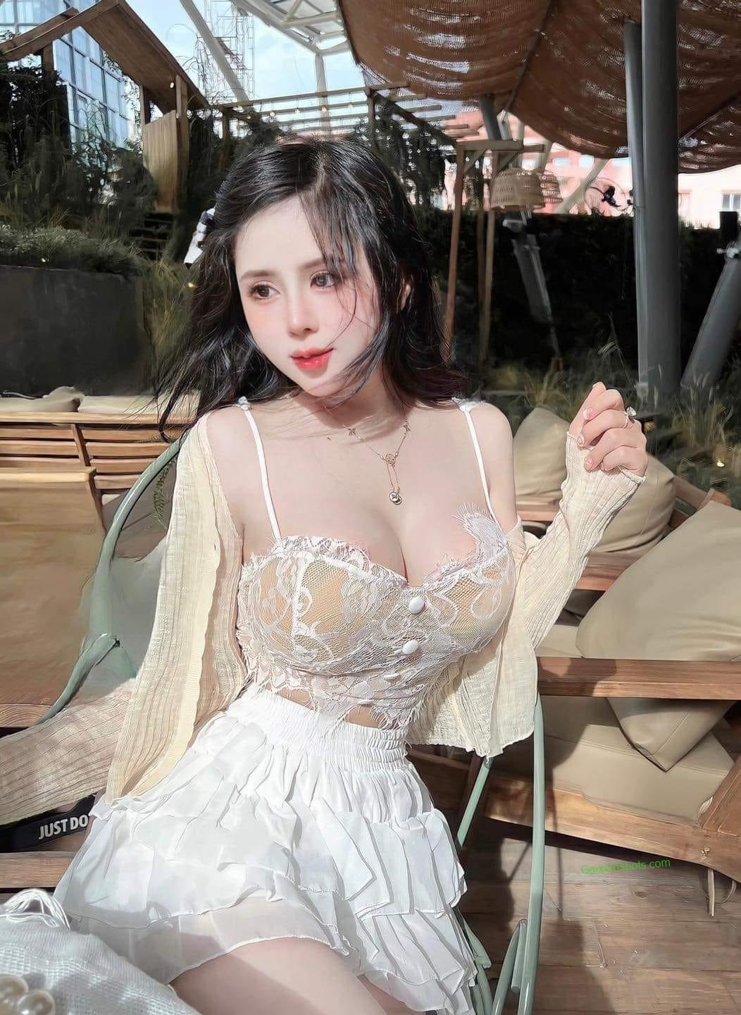 Ảnh hotgirl diện bikini khoe ngực khủng