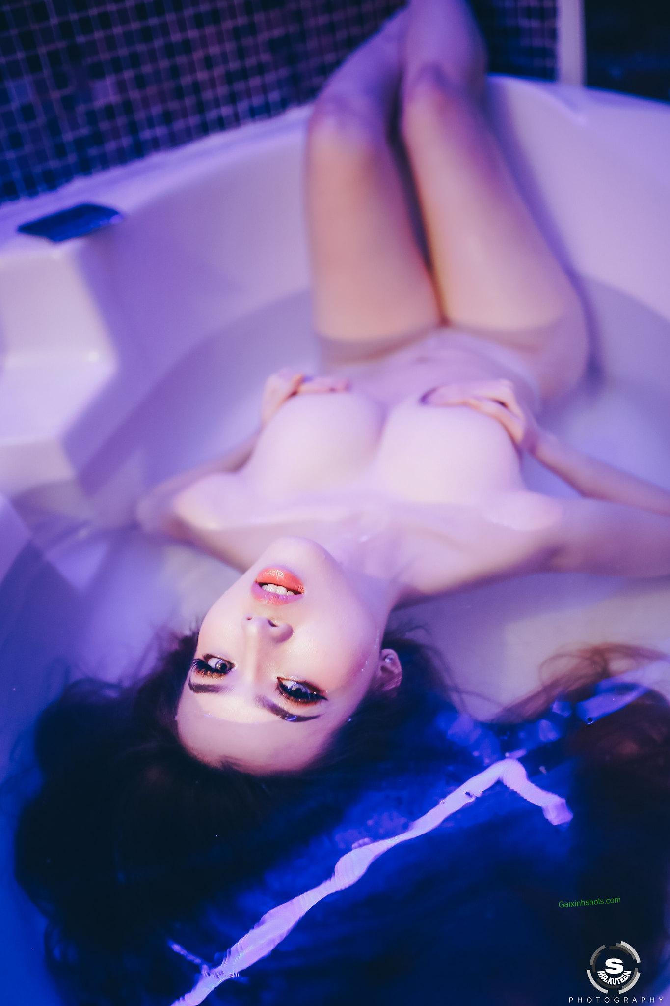 Vẻ đẹp bốc lửa của cô gái sở hữu vòng một gợi cảm