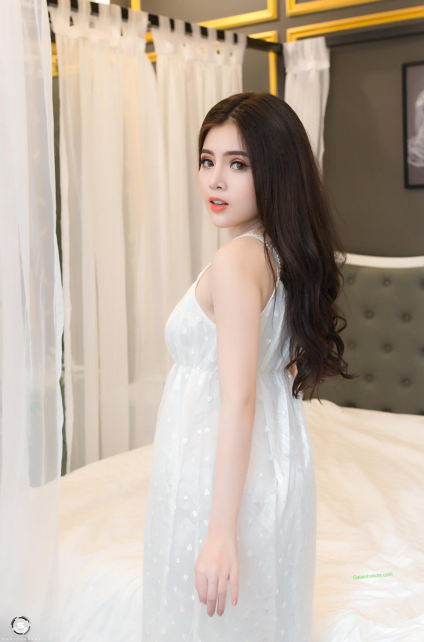 Ảnh gái xinh diện váy body tôn lên vòng một căng tròn