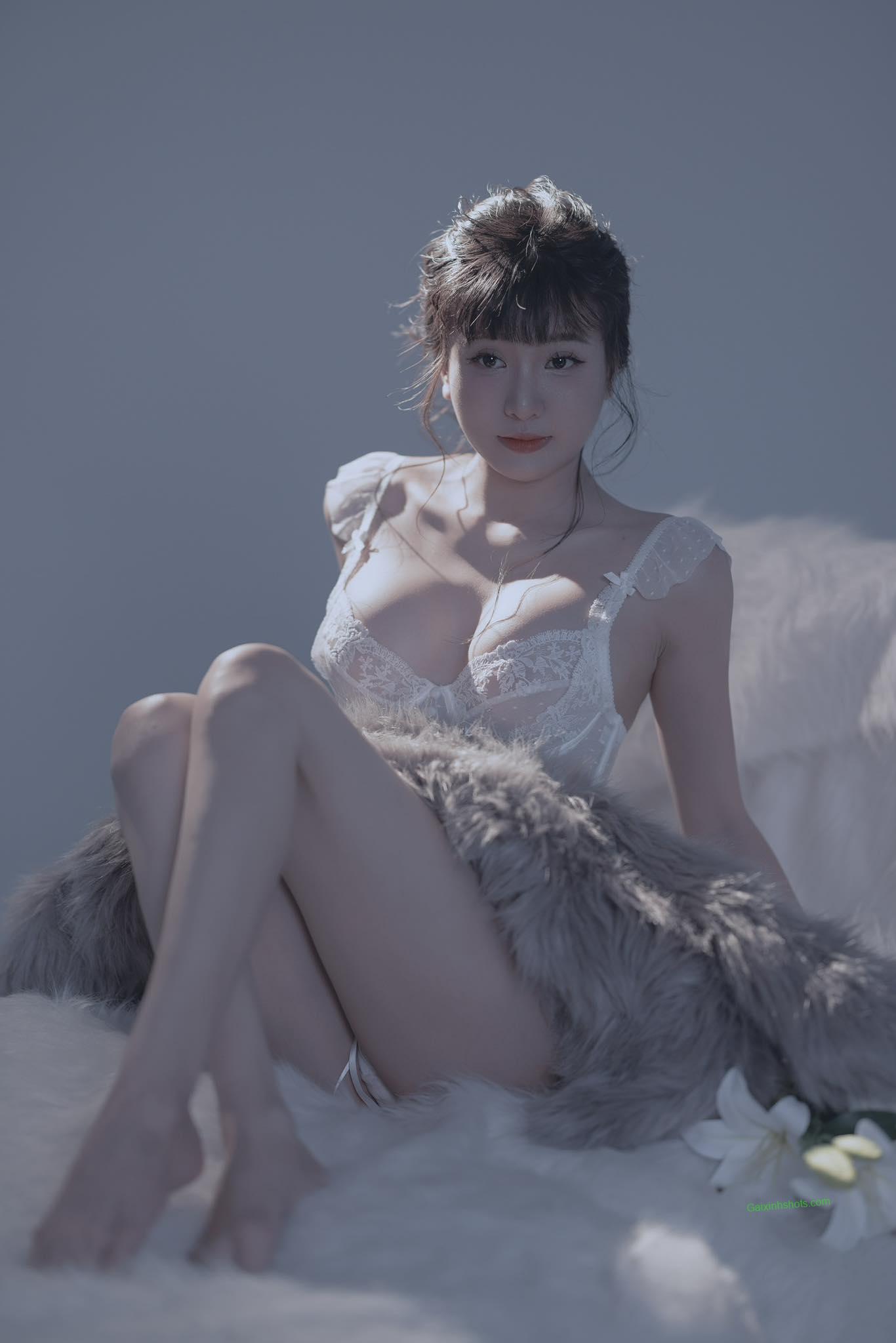 Ảnh gái đẹp khoe dáng sexy với vòng một căng tràn