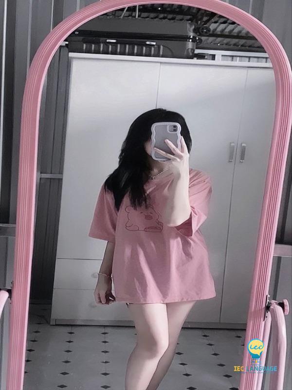 Hot girl dễ thương với góc nhìn độc đáo trong bức tranh che mặt.