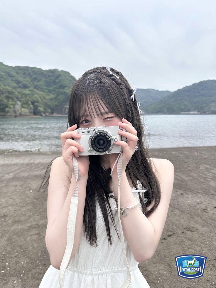 gái xinh che mặt với nụ cười rạng ngời