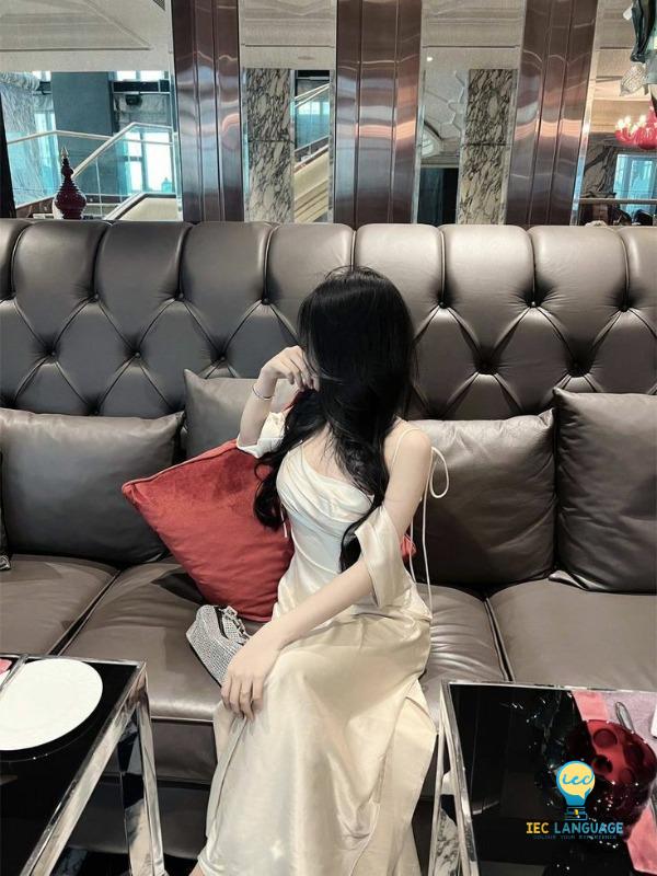 gái xinh che mặt chụp ảnh đáng yêu và dễ thương