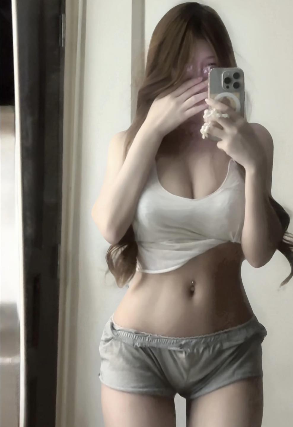 ảnh gái xinh che mặt bằng điện thoại Cực Cuốn Hút