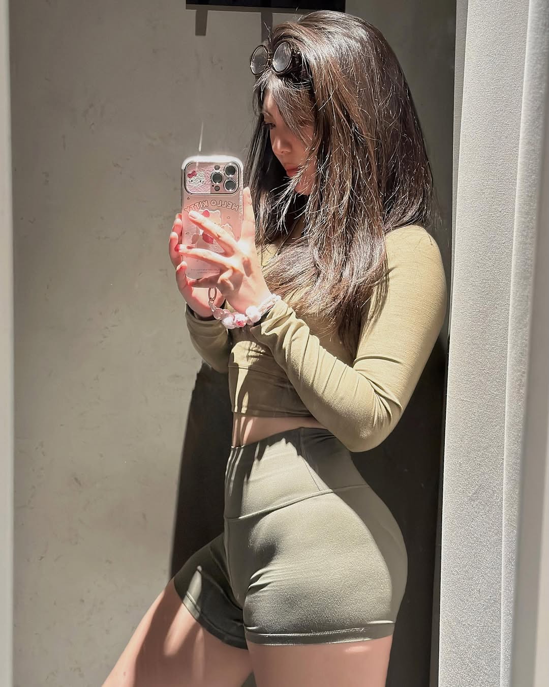 Hình đại diện ảnh nữ che mặt ngầu vô cùng xinh đẹp