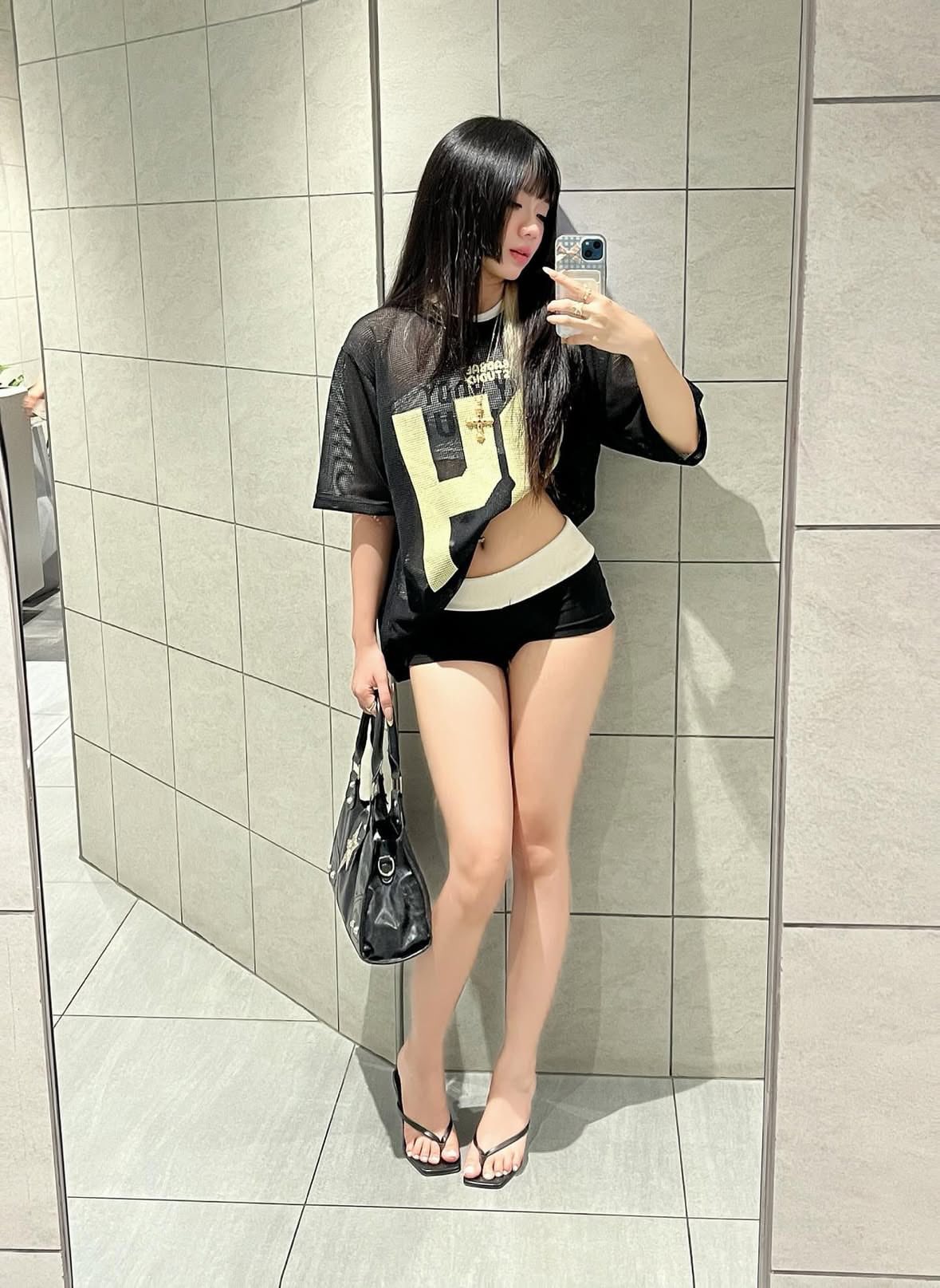 Ảnh gái xinh che mặt bằng điện thoại những vẫn quyến rũ